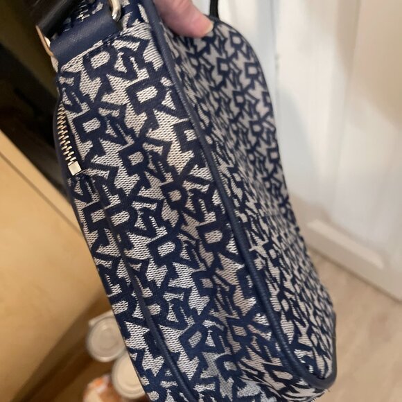 DKNY cute small little carry bag to sling over your shoulder with flair - Picture 8 of 9